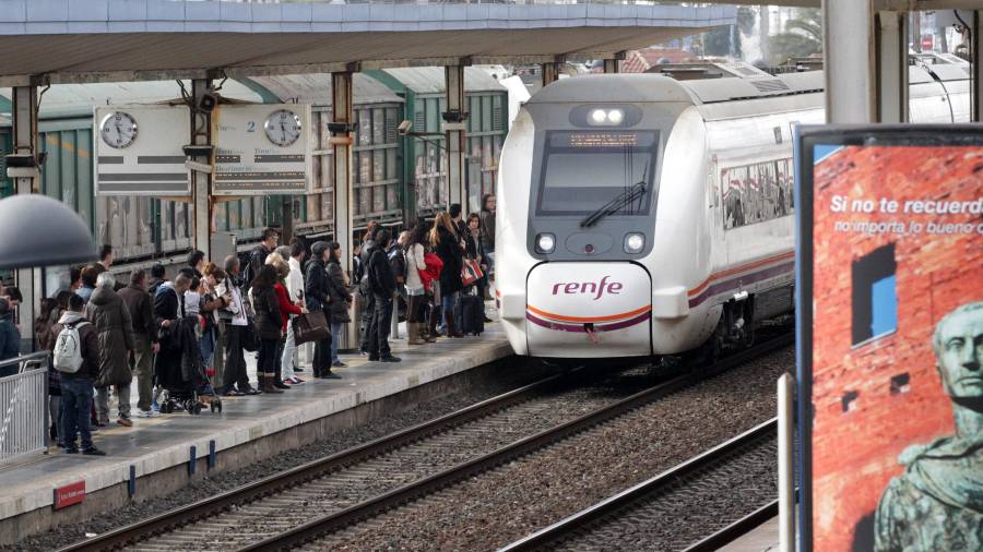 Un grupo de pasajeros esperando el tren en los andenes de la Estación de Ferrocarril de Tarragona, que une la ciudad con Barcelona en trayectos de 58 minutos a una hora y 22 minutos.