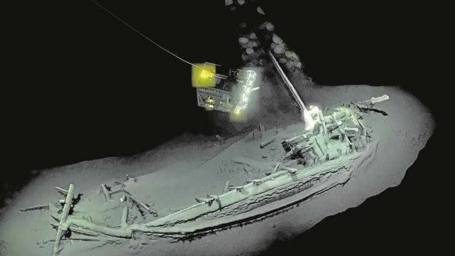 La foto muestra el navío más antiguo del mundo, hallado en una expedición en el Mar Negro. foto: efe