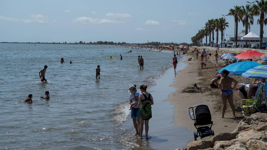 La platja de l’Arenal de l’Ampolla, una de les afectades pel Glòria, ara plena de banyistes. FOTO: JOAN REVILLAS