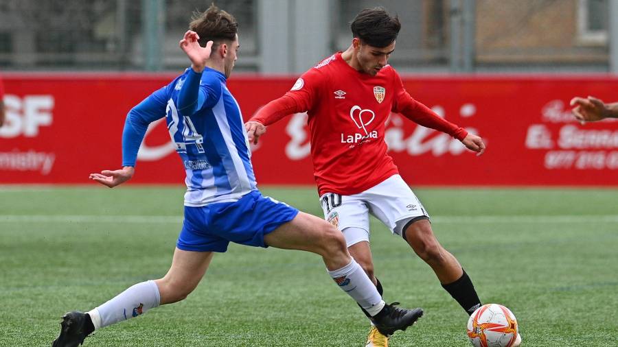 Marc Álvarez conduce el balón ante el Figueres en el duelo de ayer. foto: alfredo gonzález