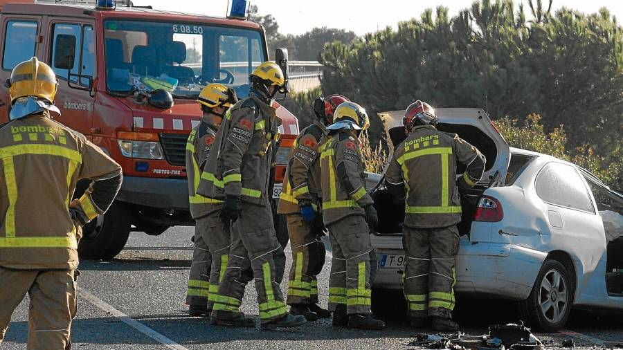Bomberos de diversos parques trabajando el pasado 5 de enero en un accidente de tráfico mortal ocurrido en el pasado 5 de enero en Alcover. FOTO: àngel juanpere