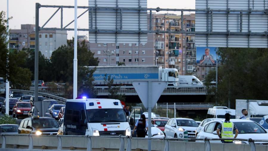 Detalle del control de los Mossos d’Esquadra en la C-31 a la salida de Barcelona, ayer. Foto: ACN