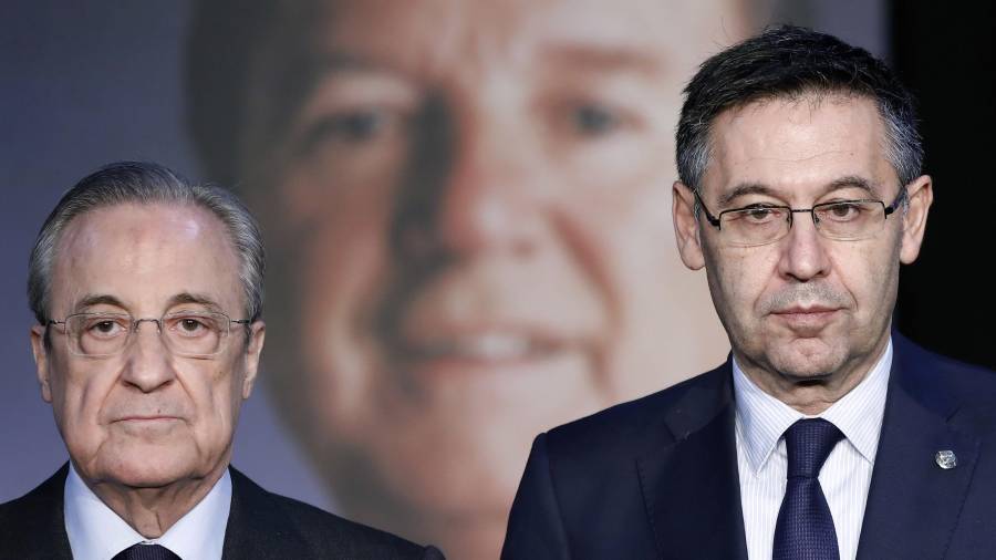 Els actuals presidents del Reial Madrid i del Barça davant del memorial a Josep Lluís Núñez. EFE