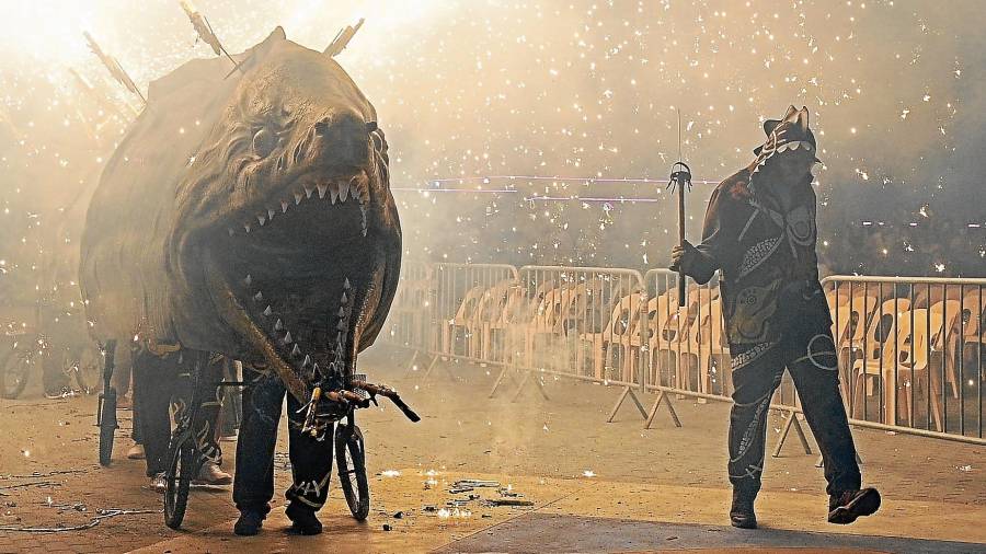 La Morena de Salou, bestia de fuego y agua que forma parte de la tradición del municipio desde 2010, fue la encargada de abrir el espectáculo a las 21 horas. foto: Alfredo González