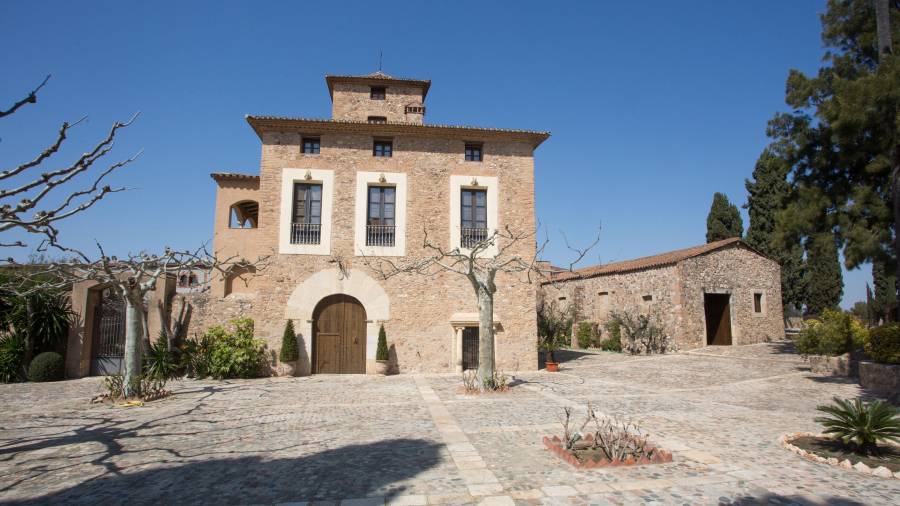 Façana principal de l’habitatge d’estil masia catalana, ubicat als afores de la ciutat de Reus. FOTO: alba mariné