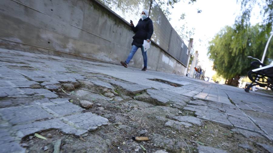 En algunas zonas de la acera, como esta delante del Martí i Franquès, ya no hay baldosas, FOTO: PERE FERRÉ