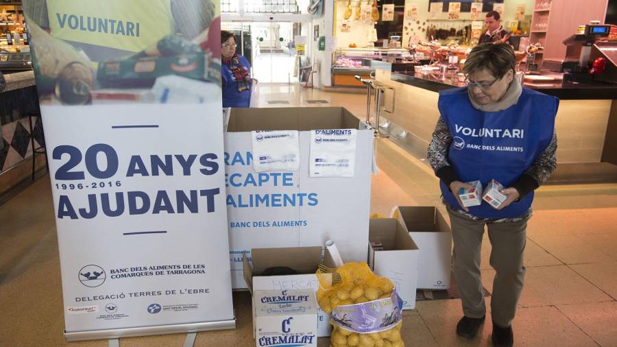 Una voluntària depositant aliments en el Gran Recapte de l'any passat. Foto: Joan Revillas