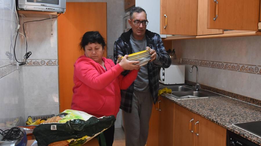 José María junto a Loli, su actual compañera, vaciando ayer la cocina del piso que debe abandonar el lunes FOTO: alfredo gonzález