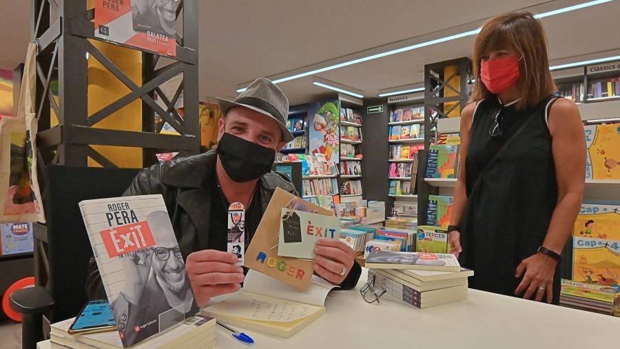 Roger Pera firmant exemplars d''Èxit' a la llibreria Galatea de Reus. Foto: A. González
