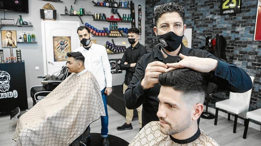 Rachid, en su peluquería de Campclar antes de realizar un corte a uno de sus clientes. FOTO: Alba Mariné