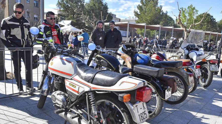 L’exposició de motos clàssiques al parc Maria Martori de Mont-roig del Camp. FOTO: Alfredo Gonzàlez