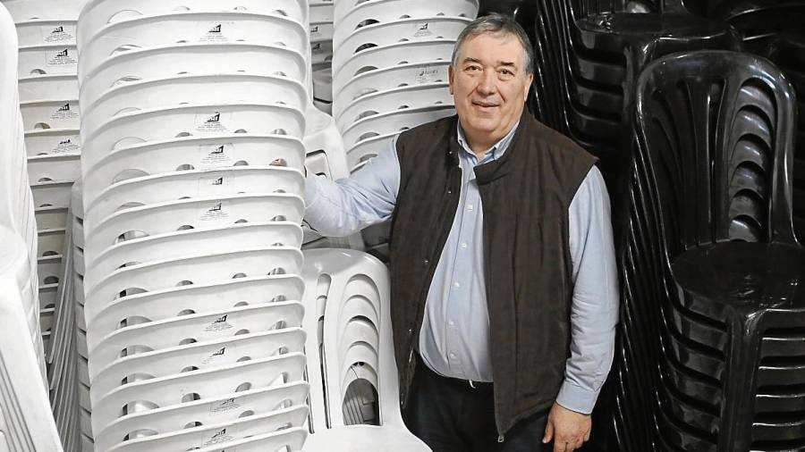 Joan Puig «Jofre» vora les cadires de plàstic que han substituït majoritàriament les de fusta. FOTO: Alba mariné