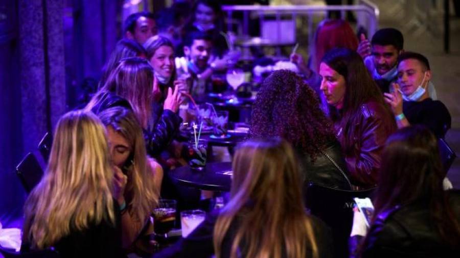 Discotecas y bares musicales volverán a abrir sin limitaciones de aforo ni de horario, y tampoco se requerirá el uso del pasaporte Covid. Foto: EFE