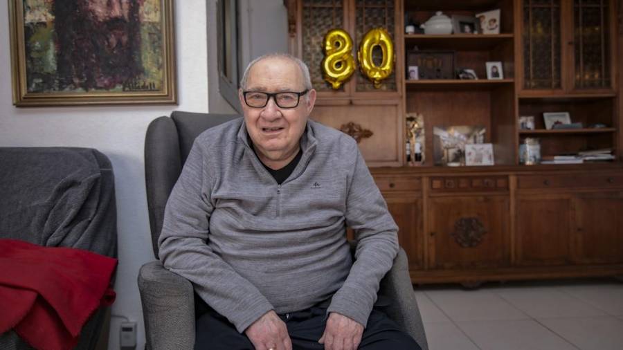 Boada, en su casa ubicada encima del mítico bar que Eduard tuvo que cerrar por motivos de salud. Acaba de cumplir 80 años. Foto: Àngel Ullate