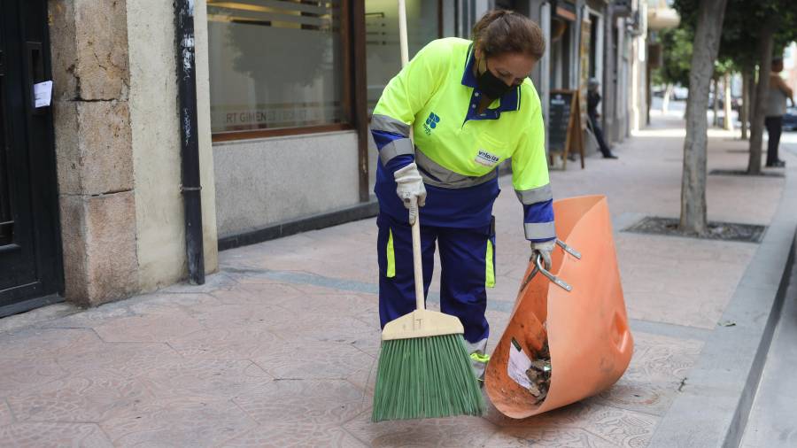 Los empleados del servicio de limpieza ya han estrenado los nuevos uniformes. FOTO: Alba Mariné