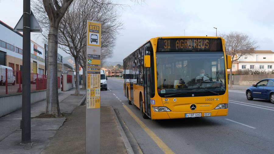 Un bus de Reus Transport de la línea L31, llegando a la zona de AgroReus por la tarde. FOTO: FABIÁN ACIDRES