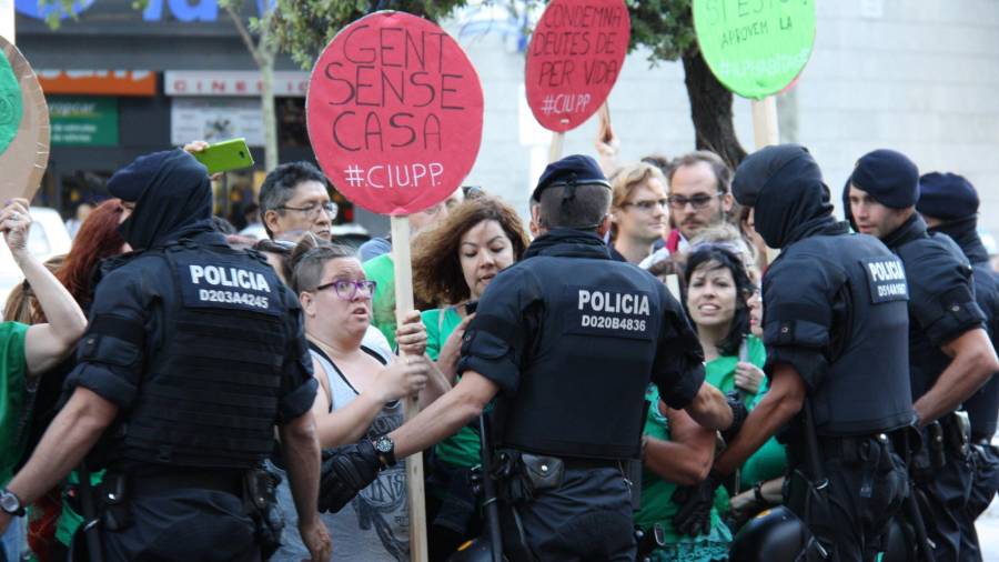 Una protesta de miembros de la Plataforma de Afectados por la Hipoteca (PAH), uno de los colectivos en lucha. FOTO: Pere Francesc