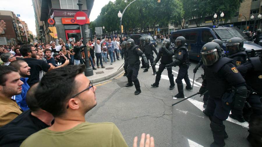 La Policía cargó duramente el pasado 1 de octubre en la Plaça Imperial Tarraco. Foto: EFE/Jaume Sellart