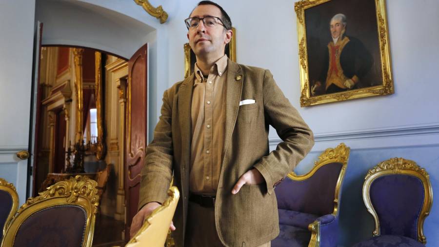 Paco Tovar con el retrato de Castellarnau detrás. Foto: Pere Ferré
