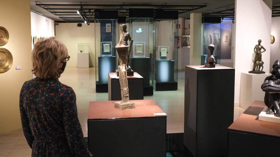 La exposición ‘Museo Deu en femenino’ saca a la luz, de la reserva del museo vendrellense, 71 piezas en clave femenina. FOTOS: Fabián Acidres