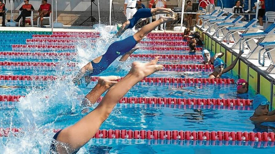 Momento del relevo de nadadoras en la última jornada del campeonato. Foto: RFEN/ Sonia Galindo