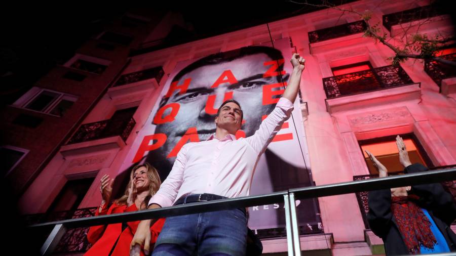 Pedro Sánchez, festejando su victoria en la sede del PSOE este domingo por la noche. Foto: EFE