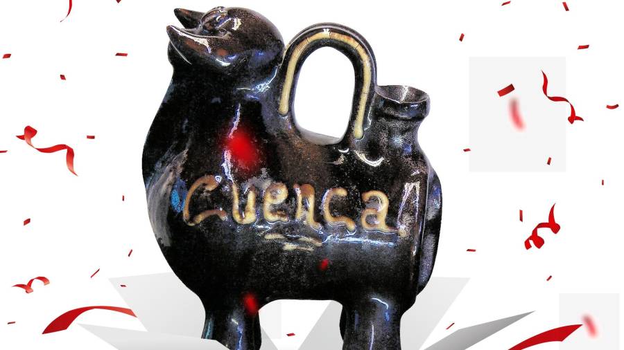 A la exconcejal Inma Rodríguez le regalaron un botijo con forma de toro de Cuenca.