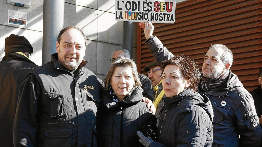 El mecánico reusense Jordi Perelló (izquierda), recibiendo apoyos tras declarar en los juzgados por un presunto delito de odio. FOTO: ACN