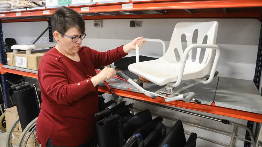 Elisabet Limones muestra una silla de baño que el Banc d’Ajudes Tècniques presta a los usuarios. FOTO: Alba Mariné