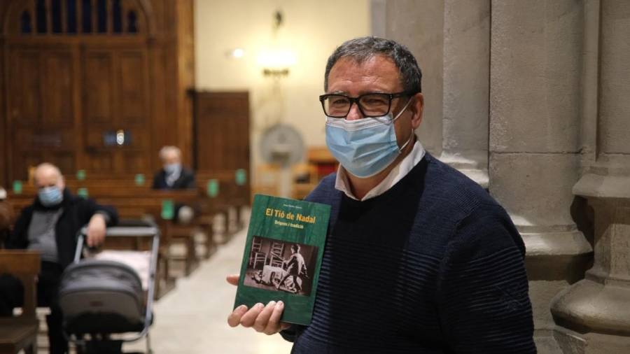 Josep Fornés Garcia ha iniciat les presentacions del seu llibre sobre el tió. FOTO: FABIÁN ACIDRES