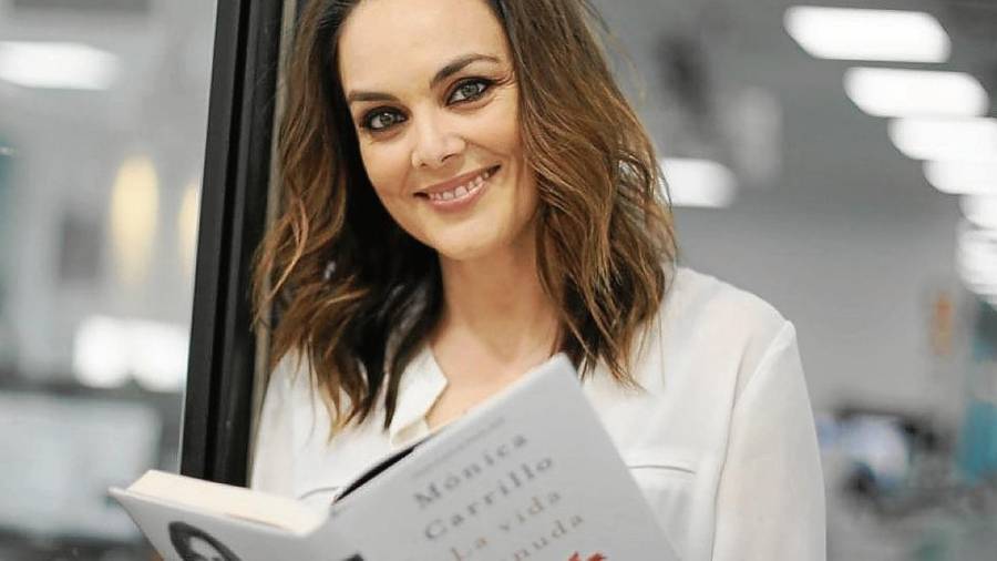 La presentadora, durante una entrevista sobre su nuevo libro. FOTO: Maria Villanueva/Diario de Sevilla