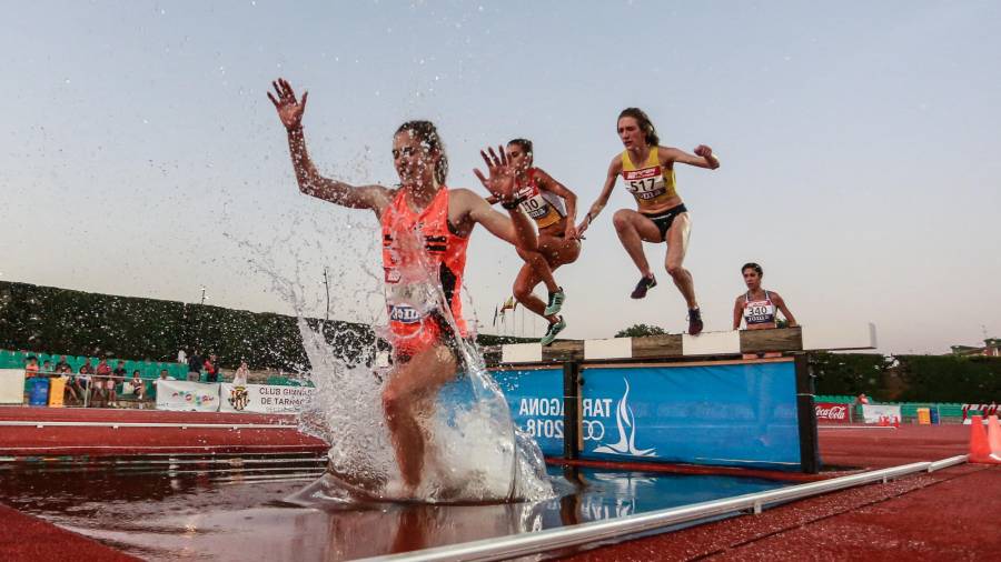 Prueba de los 3.000 obstáculos femeninos del nacional sub23 disputado en Tarragona. FOTO: Fabián Acidres