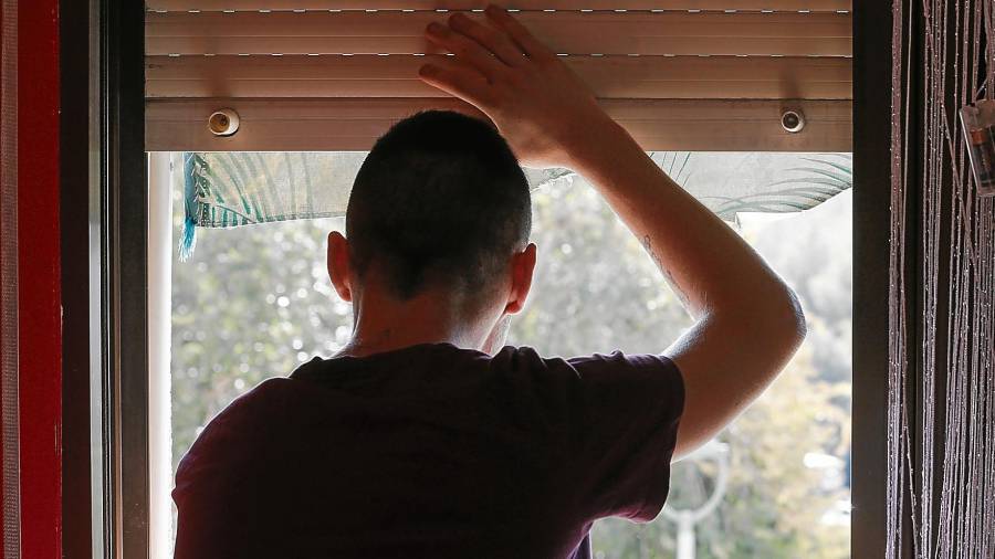 El joven David Arjona, en su domicilio de Sant Pere i Sant Pau. Ha denunciado esta semana una agresión homófoba en Els Pallaresos. Foto: Pere Ferré