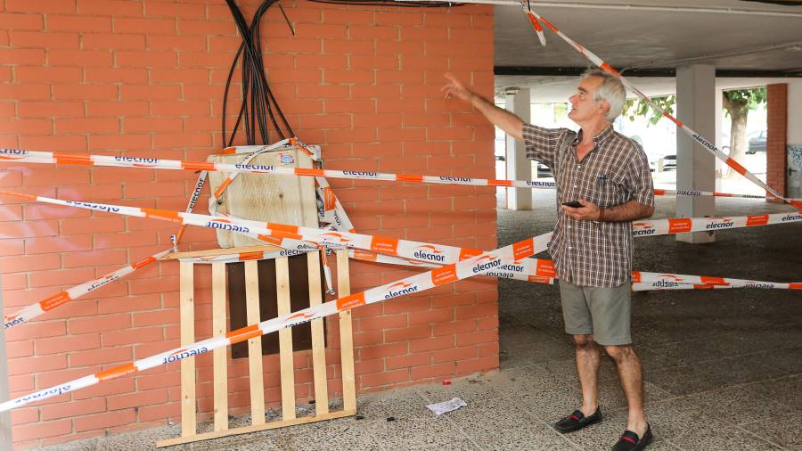 El presidente de la AVV 1er. de Maig, Eduardo Navas, enseñando el arreglo que Endesa ha hecho de la avería. Foto: Alba Mariné