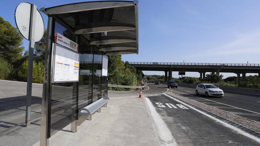 S’ha aprofitat la illeta ja existent d’ordenació dels carrils per instal·lar la nova parada d’autobús. FOTO: PERE FERRÉ