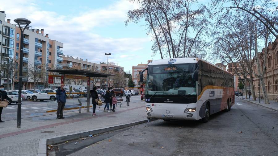 Usuarios esperan para subir a uno de los autobuses que se detienen en la nueva estación, entre Doctor Frias y Escorxador. foto: fabián acidres