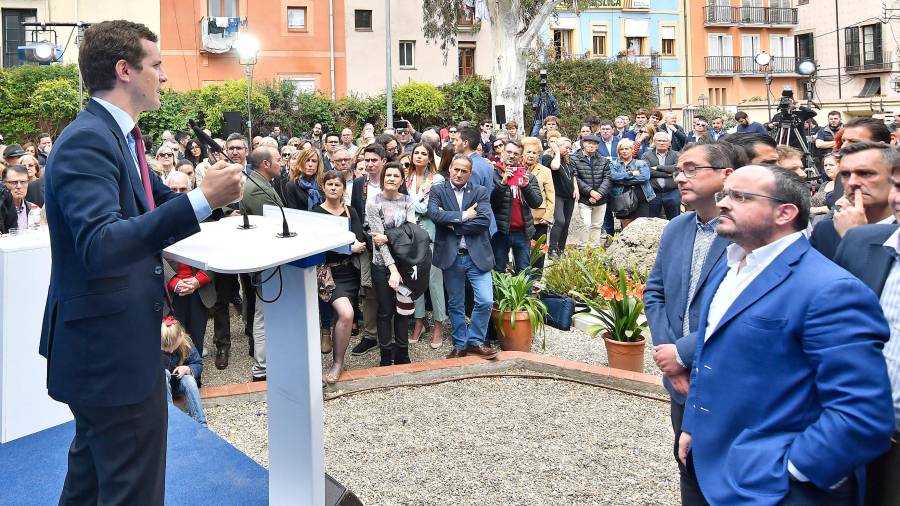Pedro Sánchez,. en el centro, durante la visita de Pablo Casado en Tarragona, ante la presencia de Alejandro Fernández. Foto: Alfredo González
