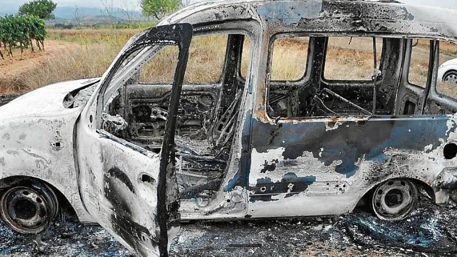 Aquesta era la furgoneta de la víctima, que va aparèixer cremada a Sant Esteve de Sesgarrigues. FOTO: MOSSOS