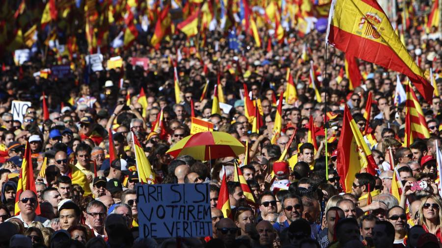 Miles de personas se concentran en el Paseo de Gracia de Barcelona. FOTO: EFE