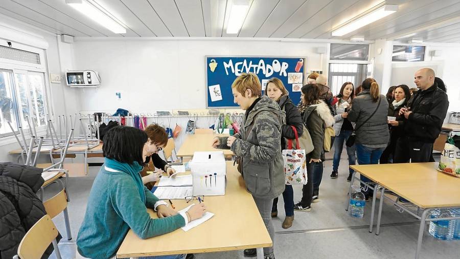 El pasado mes de febrero las familias de la escuela Els Ganxets votó a favor del traslado y lo puso en conocimiento de Educació. FOTO: A. Mariné