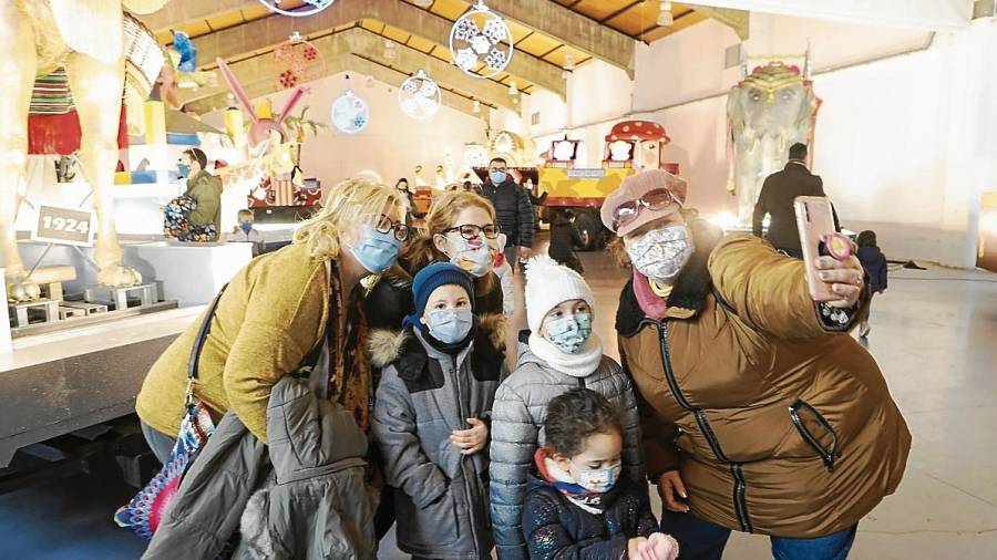 Familias enteras visitaron la exposición de carrozas y aprovecharon para hacerse ‘selfies’. FOTO: ALBA MARINÉEL ELEFANTE FUE UNO DE LOS PROTAGONISTAS DE LA MUESTRA. FOTO: ALBA MARINÉ
