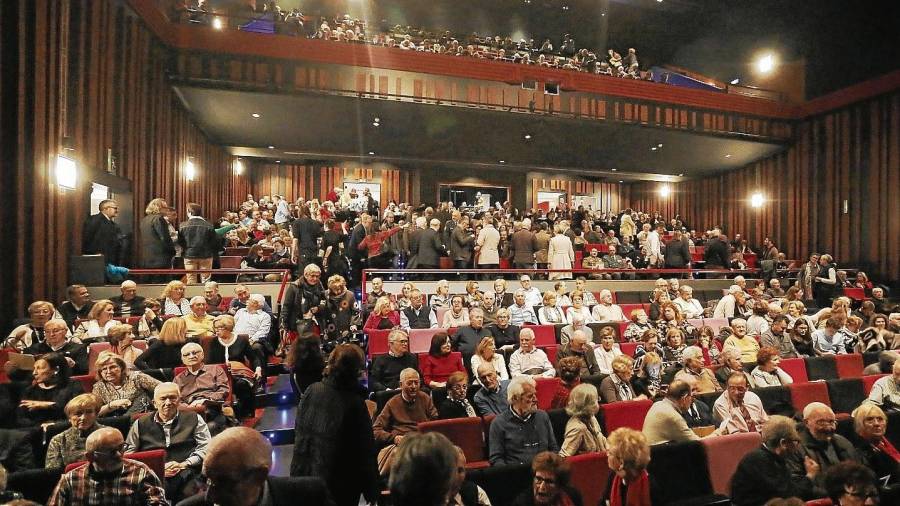 Las butacas del Teatre Tarragona se llenaron para vivir un espectáculo de más de dos horas y media. FOTO: pere ferré