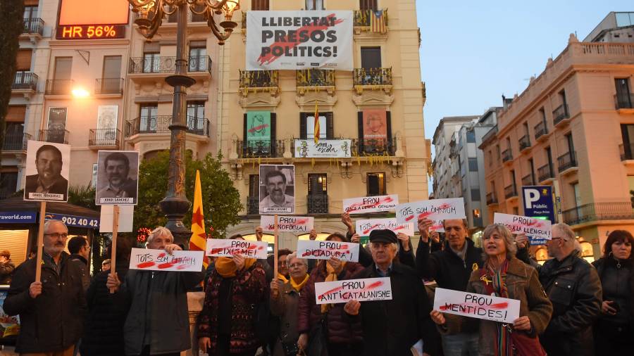 Els manifestants, davant la seu d'Òmnium Cultural a Reus. FOTO: Alfredo González