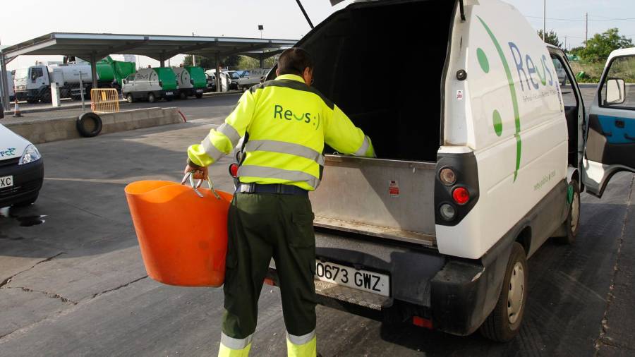 La flota de vehículos es una de la mayores preocupaciones de los trabajadores de la basura de Reus. FOTO: Pere Ferré