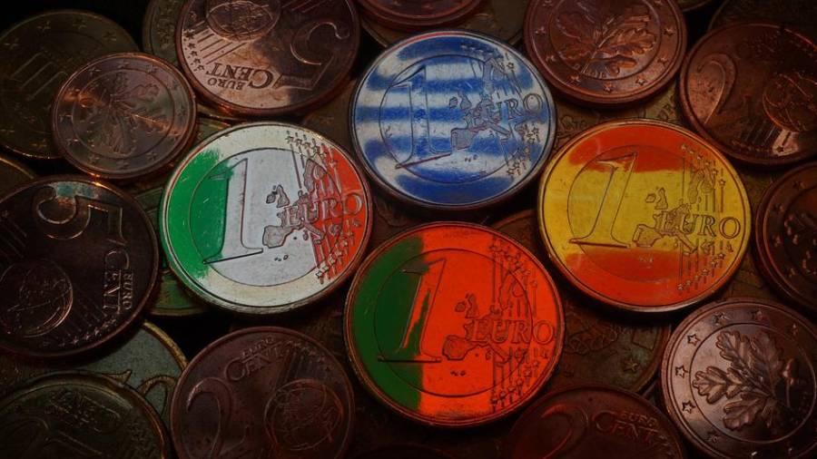Monedas de euro con las banderas dibujadas