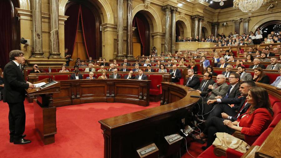Imagen del pleno del Parlament de Catalunya que se reunió el pasado 10 de octubre para escuchar el discurso de Puigdemont sobre los resultados del referéndum del 1 de octubre. FOTO: EFE