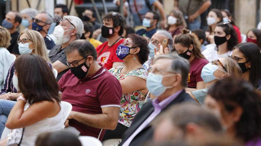 Imagen de los asistentes al Pregó de Santa Tecla en Tarragona, todos separados y con mascarilla para evitar contagios. Pere Ferré
