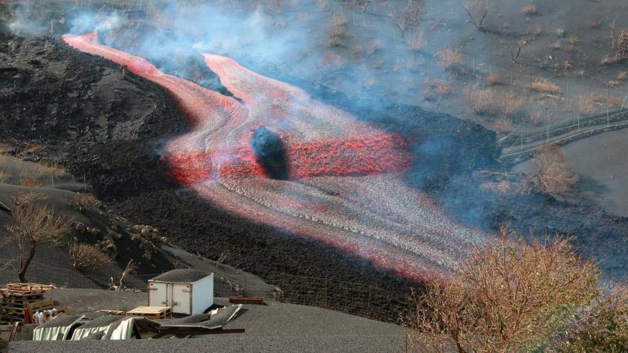 El volcán que el 19 de septiembre entró en erupción sumó ayer dos centros emisores de lava y ya son siete los centros activos. FOTO: EFE