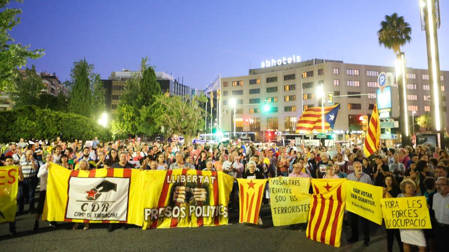 Decenas de personas se concentraron, ayer a las 20 h, ante la delegación del Gobierno en Tarragona para pedir la libertad de los CDR. Foto: Alba Mariné