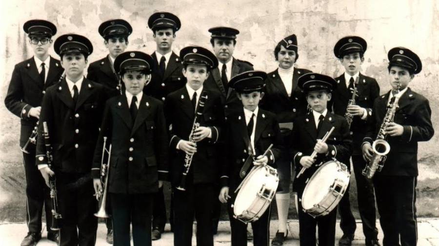 Nous músics de l’any 1972, amb el mestre Quiles i la primera component femenina de la Banda. FOTO: FONS D’IMATGES DE LA BMMALA BANDA MUNICIPAL DE MÚSICA D’ALCANAR ACTUANT DURANT LA FESTIVITAT DE SANT ANTONI.FOTO: JOAN REVILLAS